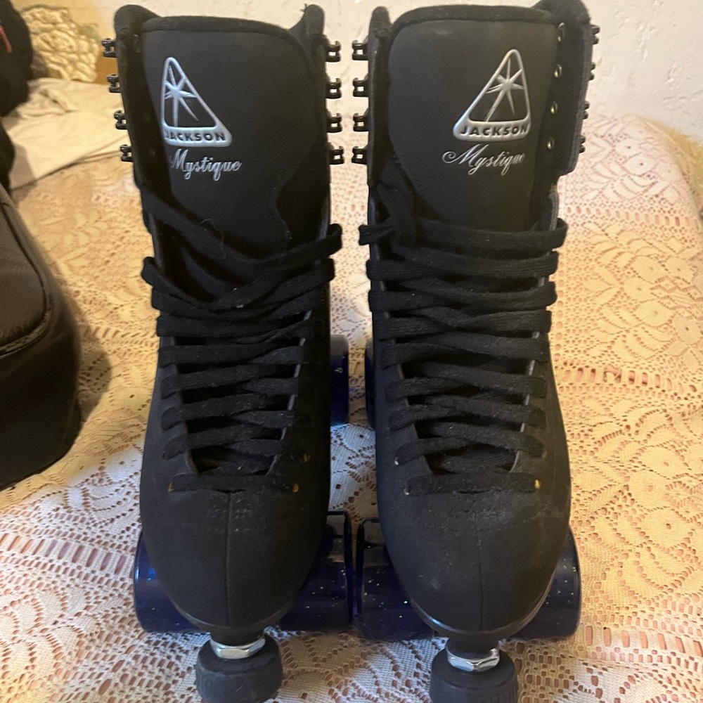 I am selling my Jackson skates. Worn 1 time literally. Condition is as new.